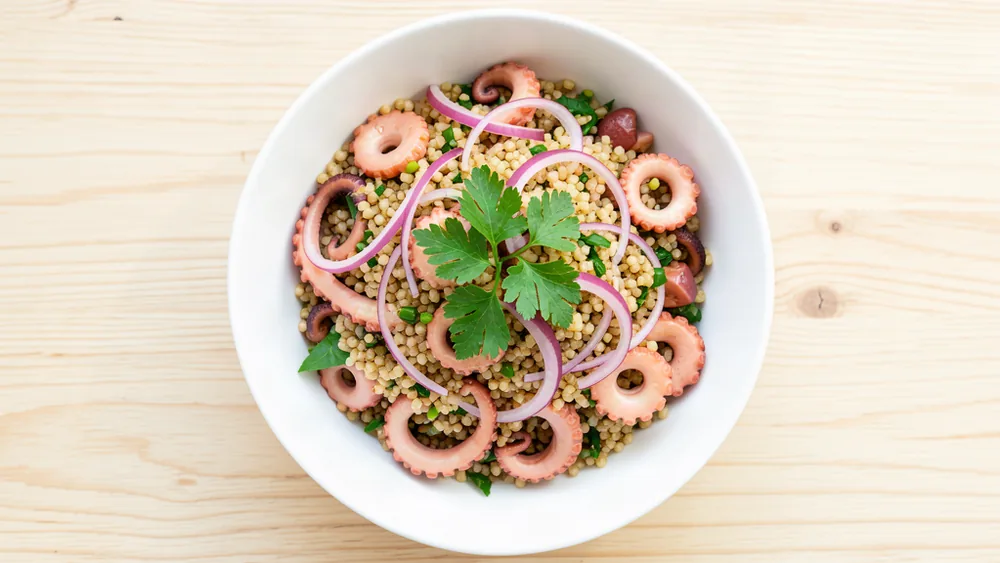 Salada fria de polvo e bulgur
